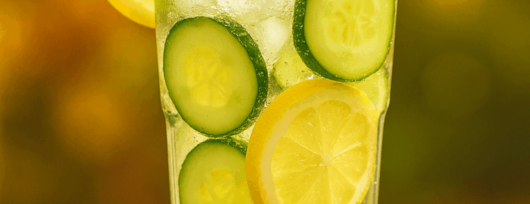 „Ez a limonádé annyira jó, hogy nem értjük, miért nem árulják üvegben”🍋 Mentás–citromos uborkalimonádé (cukormentes )