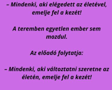 Egy motivációs előadó nagy tömeg előtt tart előadást: