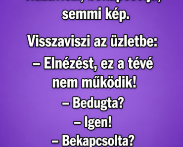 Egy férfi vesz egy új tévét.